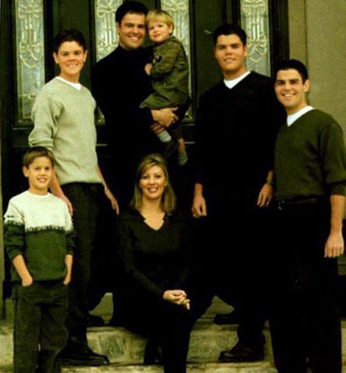 Debbie and Donny Osmond taking picture with children.